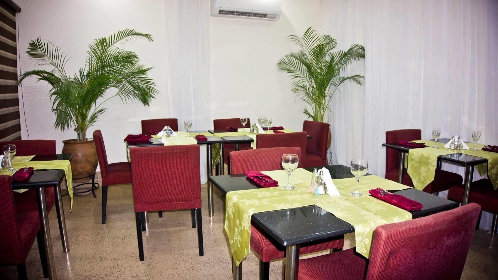Tropical Enclave Hotel Accra Exterior photo